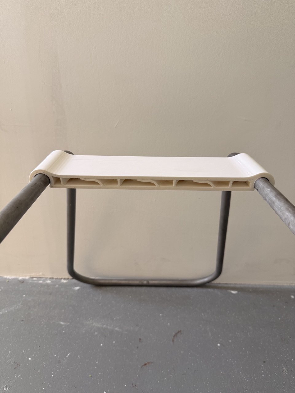 Close-up detail of the 3D-printed clip-on geometry on the saddle seat